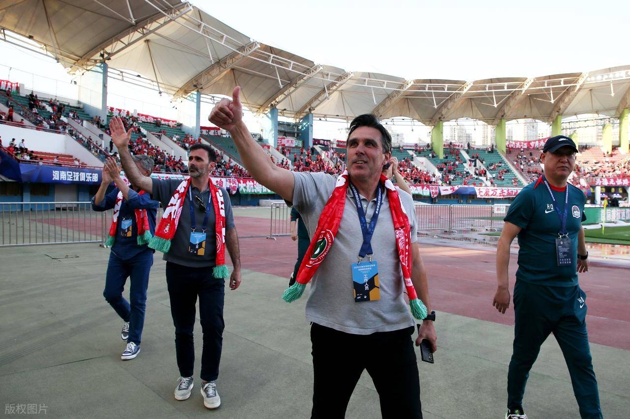 全力以赴的球员展现出色的表现！